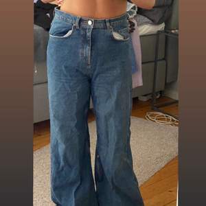 Mörkblåa jeans från Gina Tricot i bra skick, köpta (600kr) för ca 2-3 år sedan men använts sedan 1 år tillbaka. Långa byxor så lite slitna längst ner men inget som syns tydligt. Sitter relativt tajt över rumpa/lär men övrigt löst! 