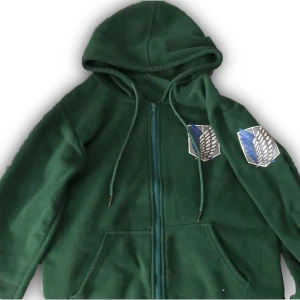 Anime hoodie - Säljer en hoodie från serien Attack on titan som jag köpte second hand av en tjej för ett tag sen så vet därav inte vart den kommer ifrån. Är heller inte säker på storleken. Säljer då den inte längre kommer till användning💕