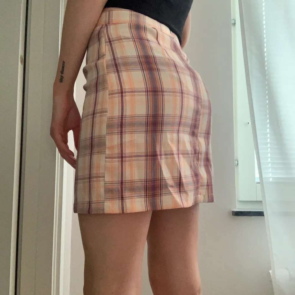 Jättefin rutig kjol i storlek S/36 som jag säljer för att jag inte använder lika mycket som förut. För referens är jag 170 cm lång. . Kjolar.