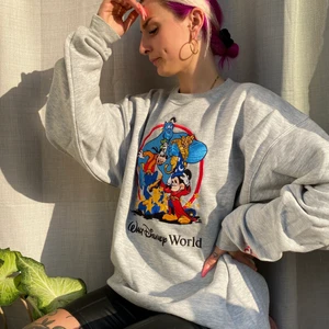 Walt Disney - • Officiell Disney sweatshirt • Som ny. Tjockt material och supermjuk. Storlek XL och kännas som en kram när man tar på den. Stort broderad bild på framsidan, samt broderad märken på vänster ärmen.