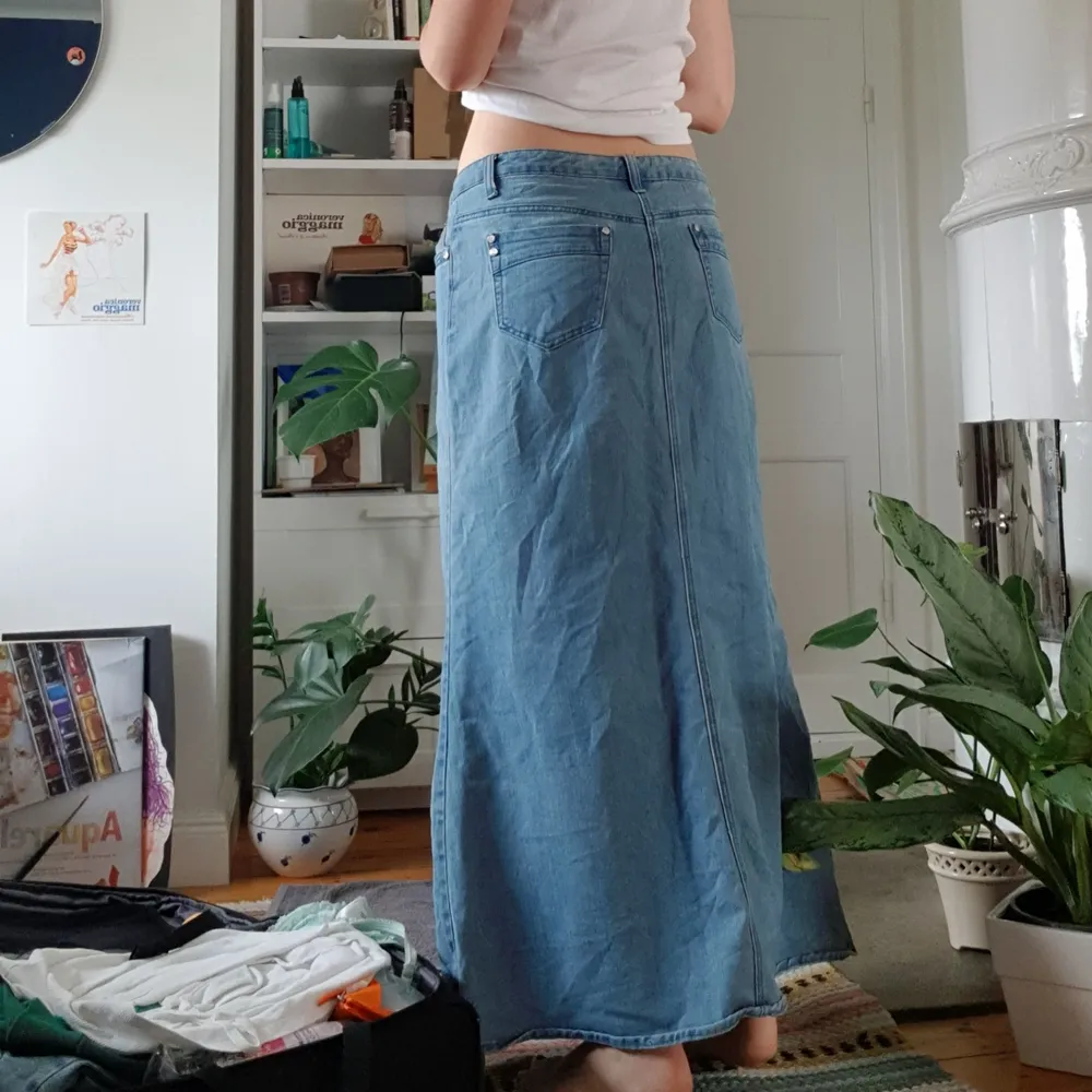 Köpt secondhand i paris, hade ingen knapp så sytt på en brun. Sprätter man bort knappen och sätter den närmre/längre bort kan strl regleras. I bra secondhand skick. Inga slitage. Dm för mått, är 173. Lite strech i tyget, skrynklet försvinner när används🐬🌸. Hameet.