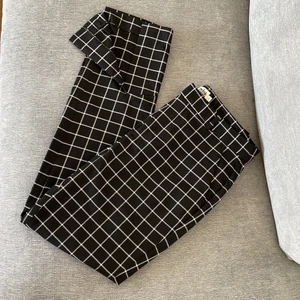 Kostymbyxor från Twist & Tango i strl 36 - Helt oanvända kostymbyxor från Twist &Tango. Byxorna är i ett mjukt material med slits framtill på båda benen och två ”fejk” fickor baktill. Längdmässigt passar byxan mig som är 165 cm. 