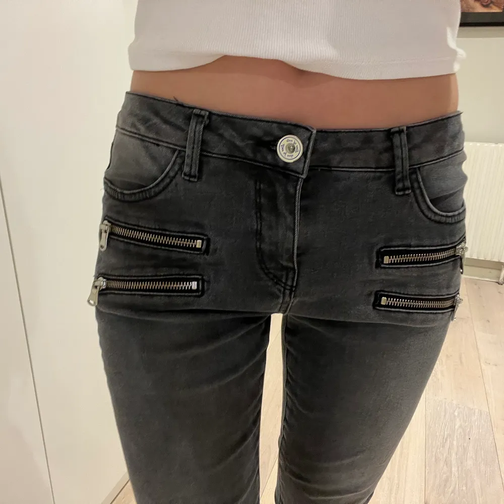 Coola jeans med snygga dragkedjor från Line Of Oslo i storlek Small!🖤🖤. Jeans & Byxor.