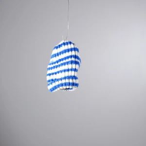 Stickad blårandig mössa - One-of-a-kind stickad mössa i blårandigt. Stickad av Röda Korsets-stickgrupp i Västerort tillsammans med Ebba Martin. Alla pengar från budgivningen går oavkortat till Röda Korsets arbete för att hjälpa människor i kris och katastrofer.