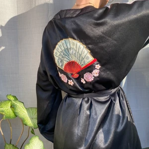 Morgonrock i ”silk” - • Cool morgonrock med broderad backpiece • Nicki Minaj samarbete med H&M, nästan oanvänd och i jättebra skick. Snyggt broderi på ryggen, finns djupa fickor på sidorna och längden är till lite under knäna.