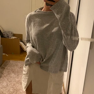 Grå tröja  - Storlek L men funkar på mindre storlekar Fint skick