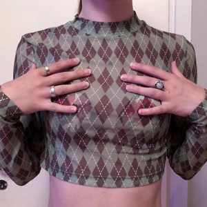 MESH TOPP MED RUTIGT MÖNSTER - MESH topp i stretchigt material och rutigt mönster. 