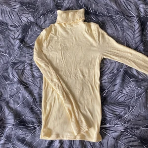 Stickad tröja-gul - Använda knapp ca 2-3 gånger 