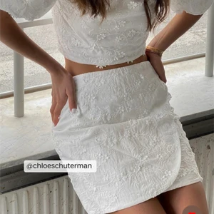 Student Kjol/topp Vit - Säljer två toppar och en kjol som jag hade tänkt att använda på studenten, men blev inte så! De är från Chloe Shutermans kollektion med nakd, helt slutsålda. För att se mer av plaggen kan ni kika in på min tiktok @idapekkala ! Säljer allt för 1000 kr.