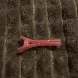 Glittrigt hårspänne - Litet rosa och goittrigt hårspänne :)