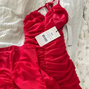 Röd snygg klänning från nakd som aldrig är använd. 