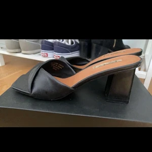 klackar - Säljer dessa klackar då dom inte används, köpta i london och jätte snygga men passar inte min stil helt enkelt