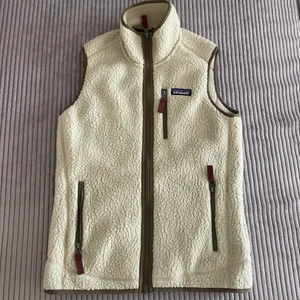 Väst Patagonia - Mjuk och varm väst från Patagonia! Storlek XS men rymlig. Passar XS - M beroende på hur man vill att den ska sitta. Sparsamt använd, mycket fint skick! Frakt tillkommer :)