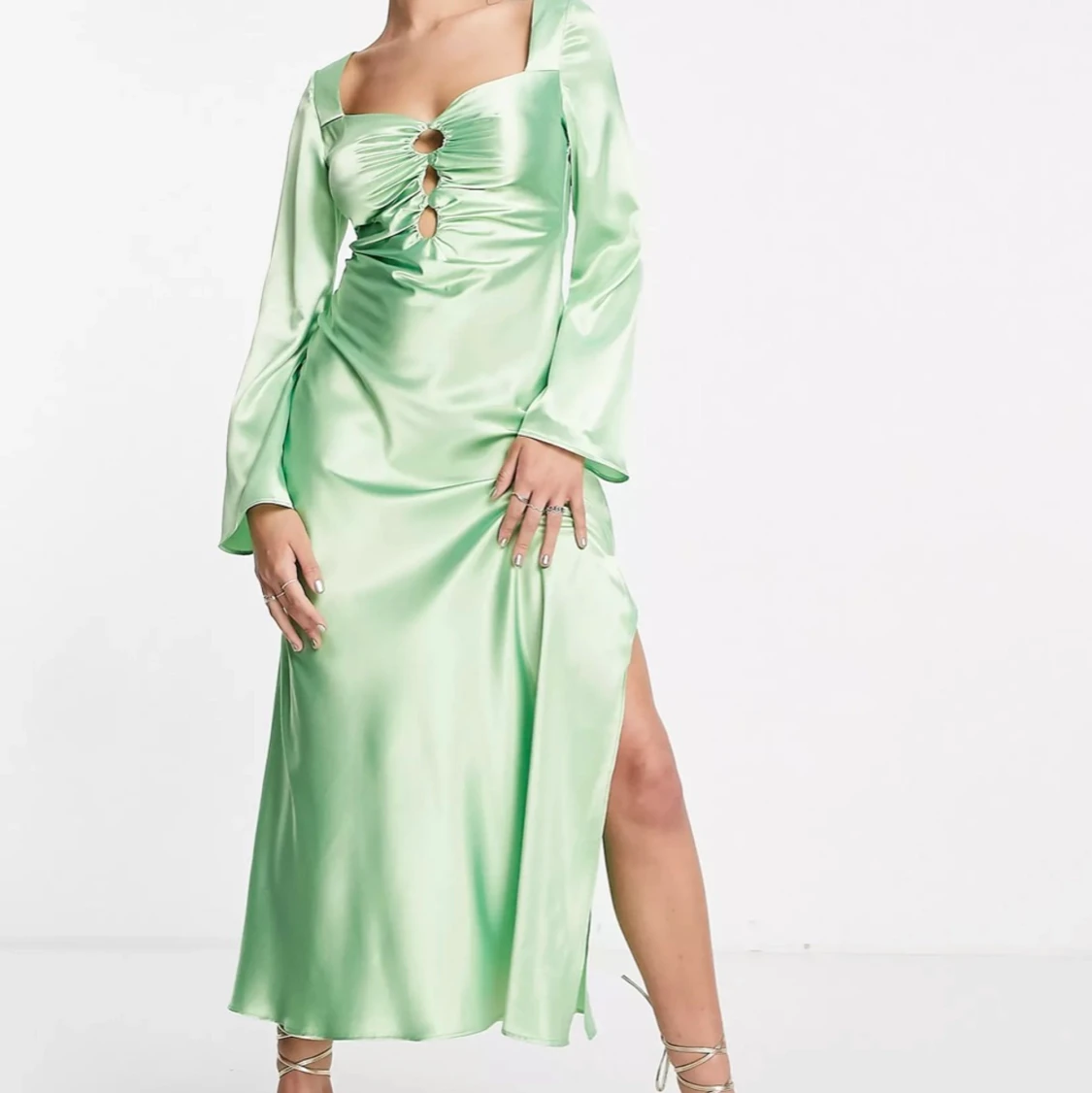 Grön satinklänning lång 