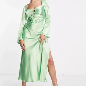 Grön satinklänning lång  - Så fin och elegant satin långklänning i storlek 36. Oanvänd, passar mig med XS/S