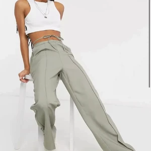 Kostymbyxor knytning lågmidjade - Kollar intresset på dessa as coola kostymbyxorna som är helt slutsålda, anvönda en gång och helt i nyskick. Storlek 38 men liten i storleken så skulle säga 36! Bara att skriva vid fler bilder/frågor💓💓