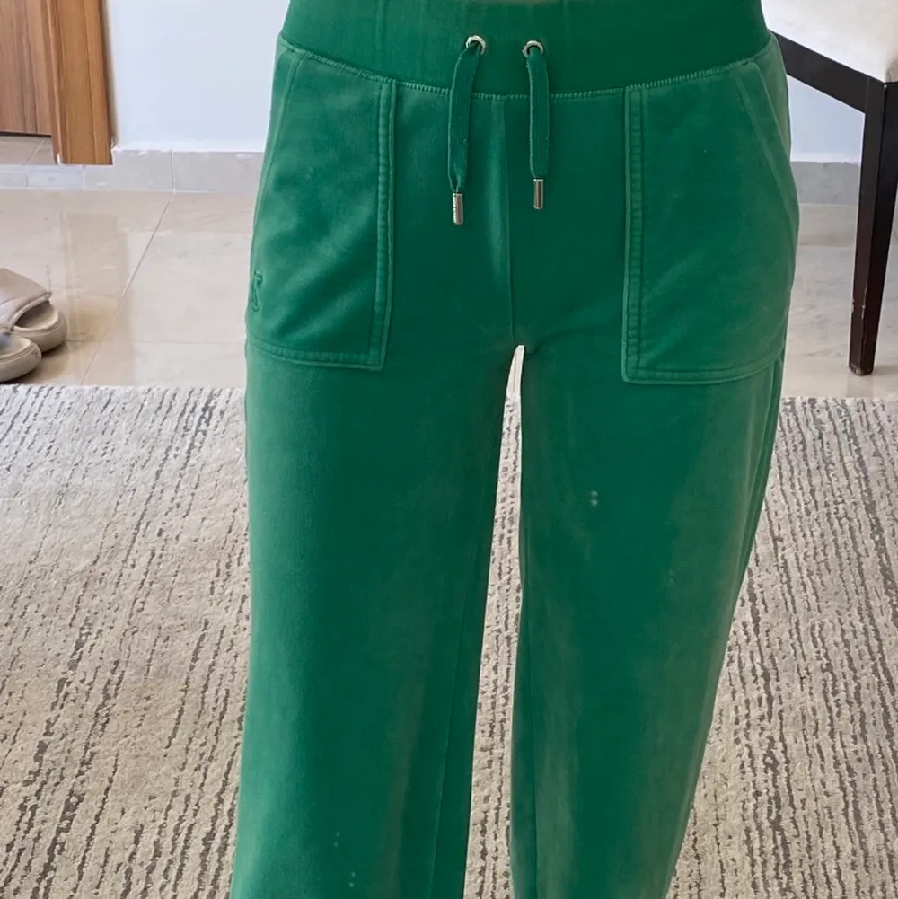 bra längd på byxorna för mig som är 165+ jag har knappt använt denna men den är väldigt skön o bekväm att ha. Orginal pris är 1000kr färg: Gumdrop Green. Övrigt.