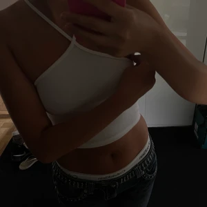 Topp i svart och vitt - Säljer dessa två toppar från zara i storlek S, aldrig använda och endast provade. En för 90kr annars 150kr för båda. 