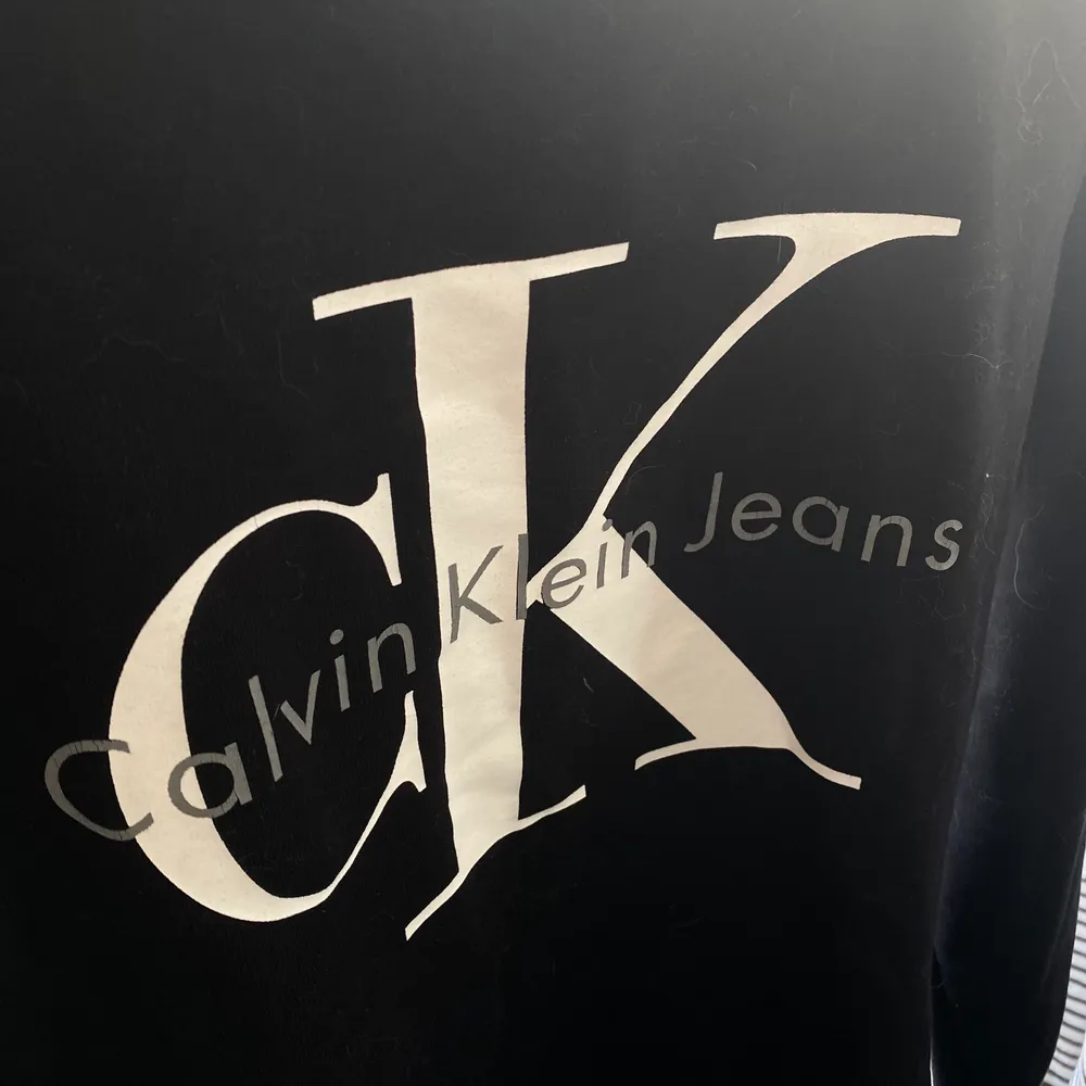 Calvin Klein tröja till salu. Cirka 1/2 år gammal men säljer då det inte är min stil längre. Köpte för 1000 kr och säljer för 350 kr. Vid fleras intresse så startas en budgivning. Tröjor & Koftor.