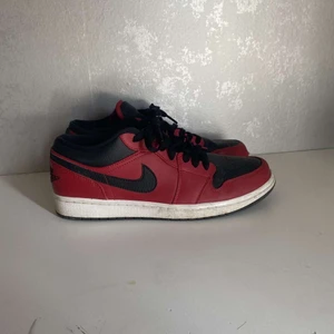 Jordan 1 Low Red Black - Hyfsat bra skick.  Kvitto finns, dock är boxen förstörd så den medföljer ej.  Kom pm för mer bilder! Nypris 2200kr 