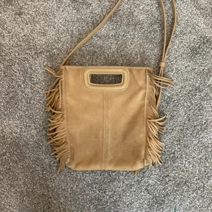 maje väska - Jag säljer min maje väska, för att den inte kommer till användning, har använt den ett fåtal gånger. Nypris 2500, säljer för 900kr 💗