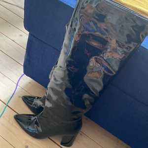 Bershka  - Stövlar i lack from Bershka  Fina stl 37 använt men gott skick Klackhöjd 8cm  Lätta att gå i.  