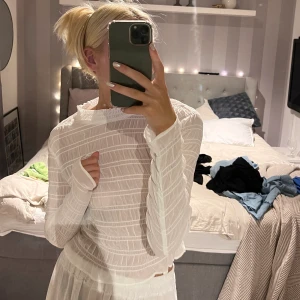 Blus - Blus , rätt genomskinlig så behövs något under 