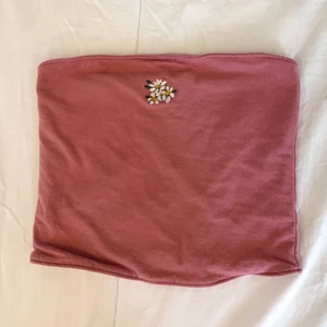 zalando croptop XS - använd några gnr, rosa med stickad blomma.🤍