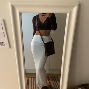 Brun topp - Denna söta topp köpte jag på Plick som jag inte använder så ofta längre!💗 Den sitter snyggt och bra för mig som är XS och har ganska liten byst. Fin brun färg och sitter på sin plats🥰  Passar både fest och vardag!