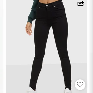 Dr Denim Lexy Black M - Säljer mina jeans från Dr Denim i modellen Lexy i svart. Dem är aldrig använda, lapparna sitter kvar. Har haft som reserv i garderoben men nu tyvärr vuxit ur. Köpta från Nelly.com 