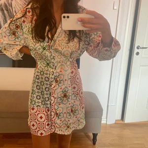 Mönstrig klänning  - Mönstrad klänning, medellång. Guldiga knappar och figursydd💕