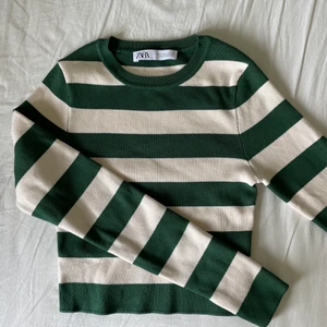 Randig zara tröja - Endast provad, har tagit bort lapparna så kunde därav ej returnera! BUDGIVNINGEN HÅLLER PÅ TILLS PÅ TORSDAG 21.00! La in fel dag!