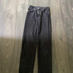 Svarta jeans använda fåtal gånger 💖 frakten ingår i priset original pris 600 