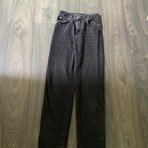 Svarta bikbok jeans  - Svarta jeans använda fåtal gånger 💖 frakten ingår i priset original pris 600 