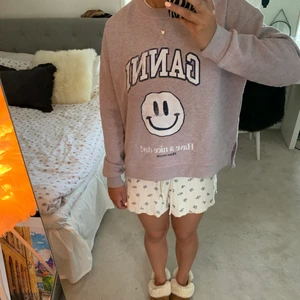 Ganni sweatshirt i nyskick💗 - Köpte denna sjukt mjuka  Ganni sweatshirt för något år sedan på NK i Stockholm för 2000 kr, den har verkligen inte kommit till användning tyvärr:/ Endast använd några fåtal gånger hemma. 🪩🧸💌