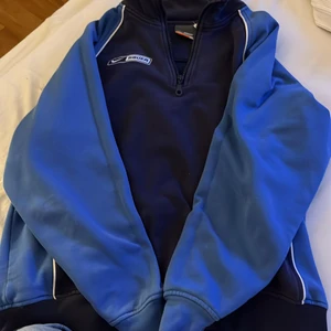 Nike hoodie  - Vintage nike hoodie med krage. Drag kedjan är sönder. Inte fläckar är nått annat som är trasigt.💞köpare står för frakt