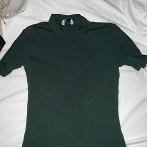 fin mörkgrön tröja med liten polokrage Möts upp i linköping (såklart gratis) eller fraktar med postnord, frakten betalas av den som köper.  Betalningen sker innan frakt isåfall. KOLLA IN MIN SIDA 🙏😚