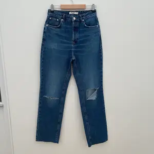 Blå slitna jeans med raka ben från NA-KD. Aldrig använda!
