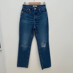 Slitna jeans - Blå slitna jeans med raka ben från NA-KD. Aldrig använda!