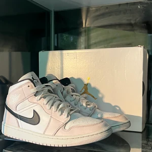 Jordan 1 mid barely rose - Jordan 1 mid barely rose i storlek 42,5 🔥 ❗️Skorna är i storlek 42,5 men funkar också om man har 42❗️ ✅ Box finns ✅ 🦋Jag skickar gärna fler bilder eller svarar på frågor🦋. 🥂 Kan mötas upp i Stockholm eller frakta dem 🥂 🦖Pris kan diskuteras vid snabb affär🦖