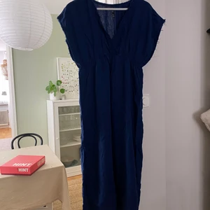 Klänning Zara - Blå sommarklänning från zara, i storlek L men passar även en M. Nypris 399:-, mitt pris 100:-