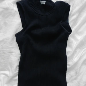 Stickad topp - Super fin och skön mörkblå stickad topp! Den är köpt på humana men sen aldrig blivit använd men den är i super bra skick! Står ingen storlek men skulle gissa på s/m. Skriv för frågor eller fler bilder🫐