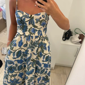 Zara- klänning - Super härlig klänning, i fint och ordentligt mönster. Finns både fickor och dragkedja bak, perfekt i längd enligt mig! 