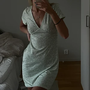 Klänning - Denna klänningen är inte bara söt utan har världens skönaste och svalaste tyg. Den är från Nelly i strl xs 💗 använd ett fåtal gånger