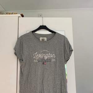Lexington t-shirt, bekvämt material. Frakt 66kr.