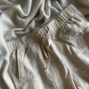 Linnebyxor - Säljer mina linnebyxor från hm. De är i storlek medium och är beiga.