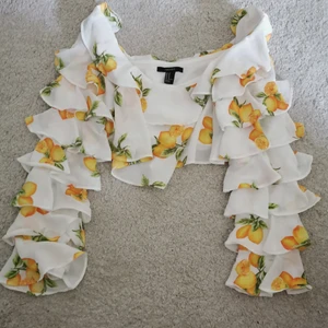 Maglinne S - Somrigt maglinne med volanger, aldrig använd. 