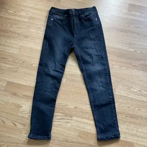 svarta jeans från urban outfitters! W29 L30, superbra skick. vid köp av 2 eller fler par jeans får du rabatt. möter upp i stockholm, annars står köparen för frakten <3