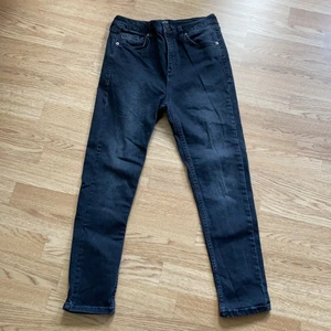 urban outfitters jeans - svarta jeans från urban outfitters! W29 L30, superbra skick. vid köp av 2 eller fler par jeans får du rabatt. möter upp i stockholm, annars står köparen för frakten <3
