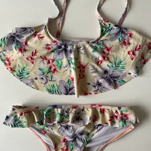 Bikinis  - Tre stycket super söta bikinis som passar perfekt nu till sommaren! den gula med blommor och den rosa är från primark och den svarta från cubus. gula är i storlek 146-152 och de andra två i 158-164. Säljs för 20kr st eller alla för 40kr!!💕